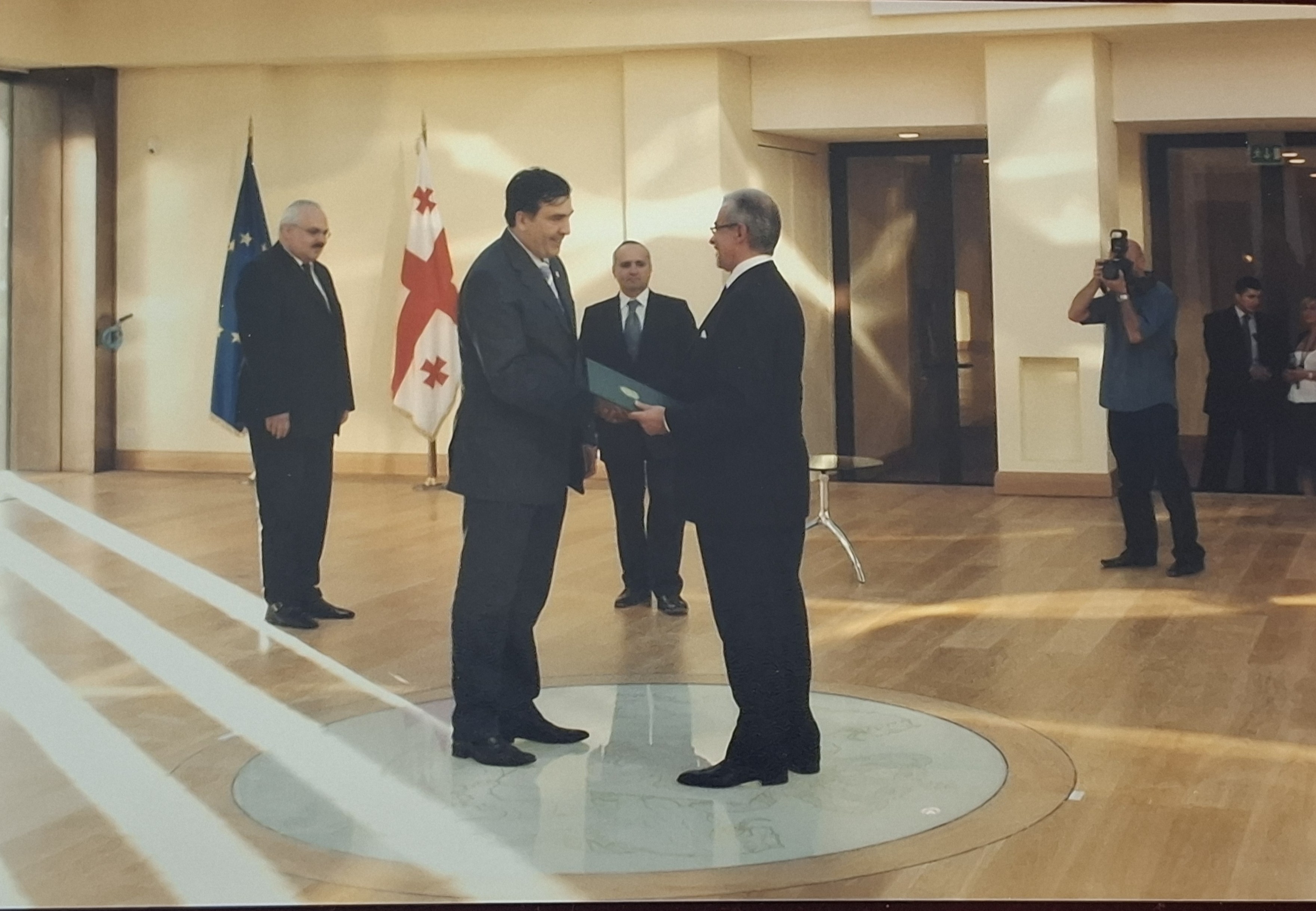 O embaixador brasileiro em Moscou, Carlos Paranhos, cumprimenta o presidente georgiano,  Mikheil Saakashvili. À época, Paranhos acumulava a chefia de posto na Rússia com a chefia do posto na Geórgia.